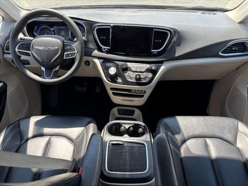 Used 2023 Chrysler Pacifica Touring-L FWD image 12