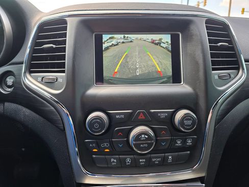 Used 2020 Jeep Grand Cherokee Laredo AWD/4WD image 4
