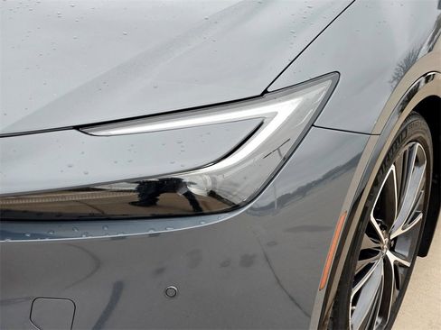 Used 2023 Toyota Prius XLE image 3