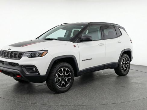 Used 2025 Jeep Compass Trailhawk AWD/4WD image 3