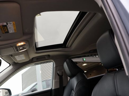 Used 2021 Toyota Highlander XLE image 26