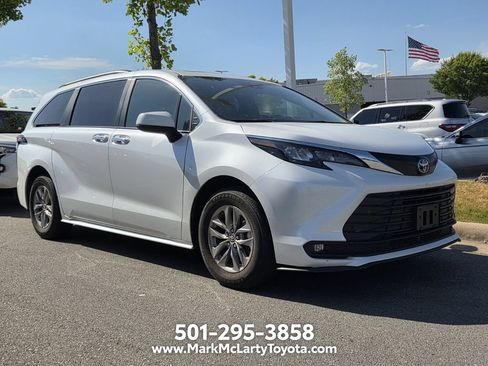 Used 2025 Toyota Sienna XLE FWD image 3