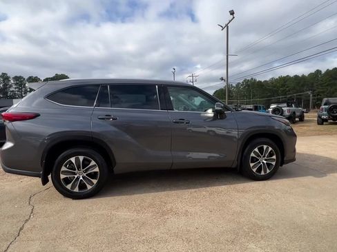 Used 2022 Toyota Highlander XLE AWD/4WD image 7