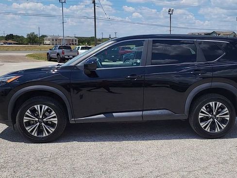 Used 2023 Nissan Rogue SV image 3