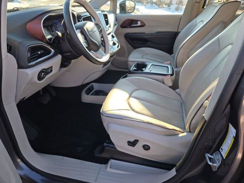 Used 2018 Chrysler Pacifica Limited w/ Tire & Wheel Group image 21