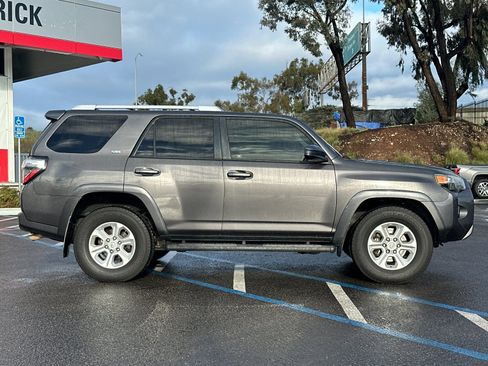 Used 2016 Toyota 4Runner SR5 image 6
