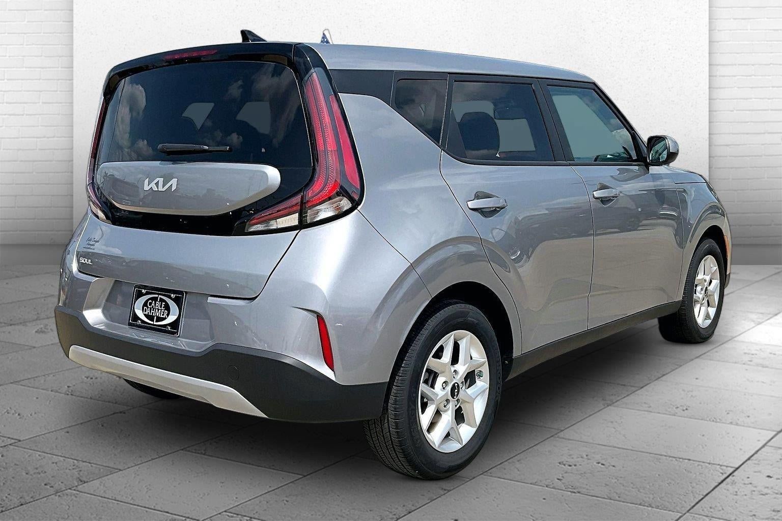 Used 2025 Kia Soul LX w/ LX Technology Package FWD image 5