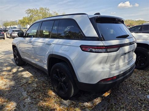 Certified 2024 Jeep Grand Cherokee Limited w/ Luxury Tech Group II image 5