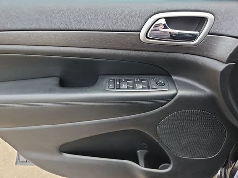 Used 2018 Jeep Grand Cherokee Altitude RWD image 12