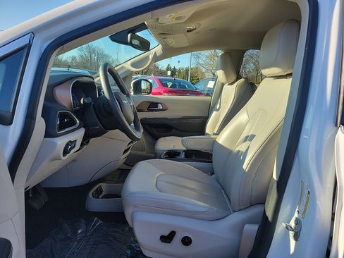 Used 2021 Chrysler Voyager Lxi FWD image 13