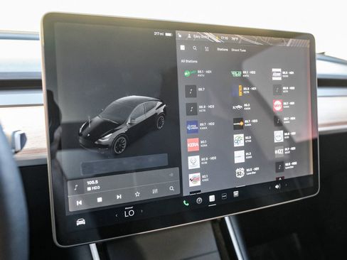 Used 2020 Tesla Model Y Long Range image 28