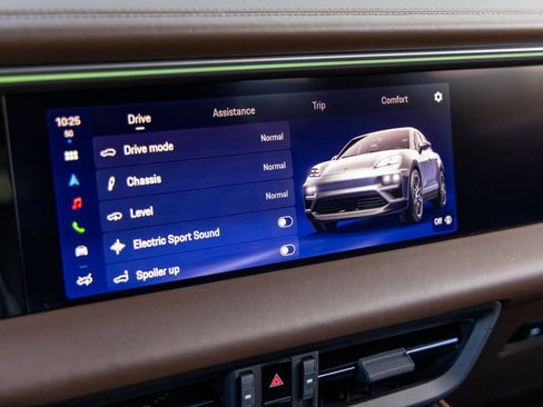 Certified 2025 Porsche Macan 4 Electric image 33