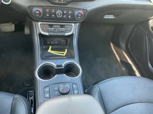 Used 2024 GMC Terrain SLT image 24