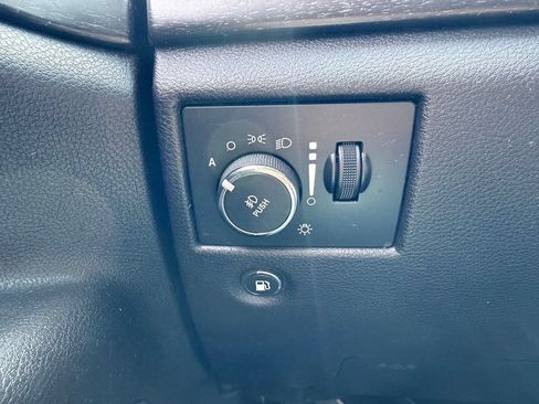 Used 2017 Jeep Grand Cherokee Laredo AWD/4WD image 39