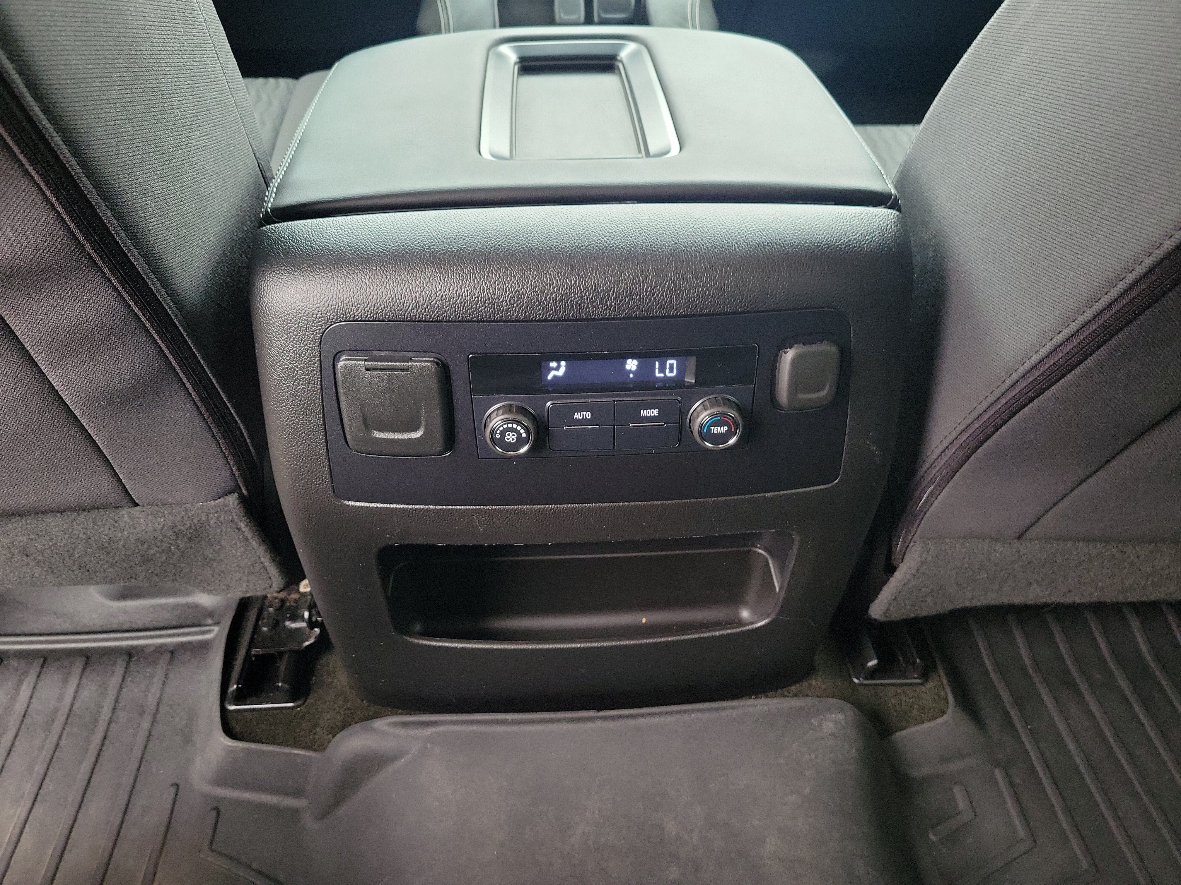 Used 2017 GMC Yukon SLE w/ HD Trailering Package AWD/4WD image 10