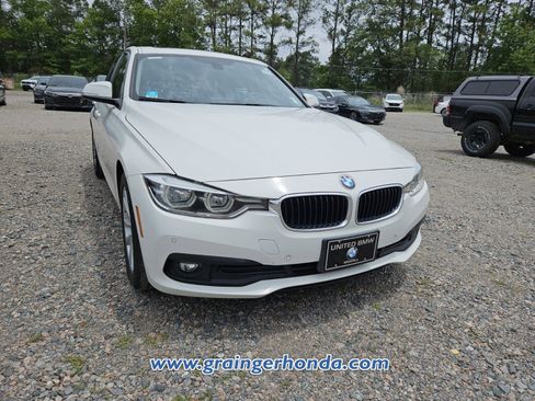 Used 2018 BMW 320i xDrive Sedan AWD/4WD image 4