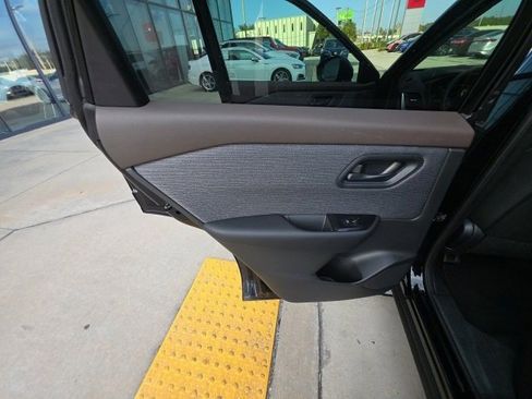 Used 2023 Nissan Rogue S image 22