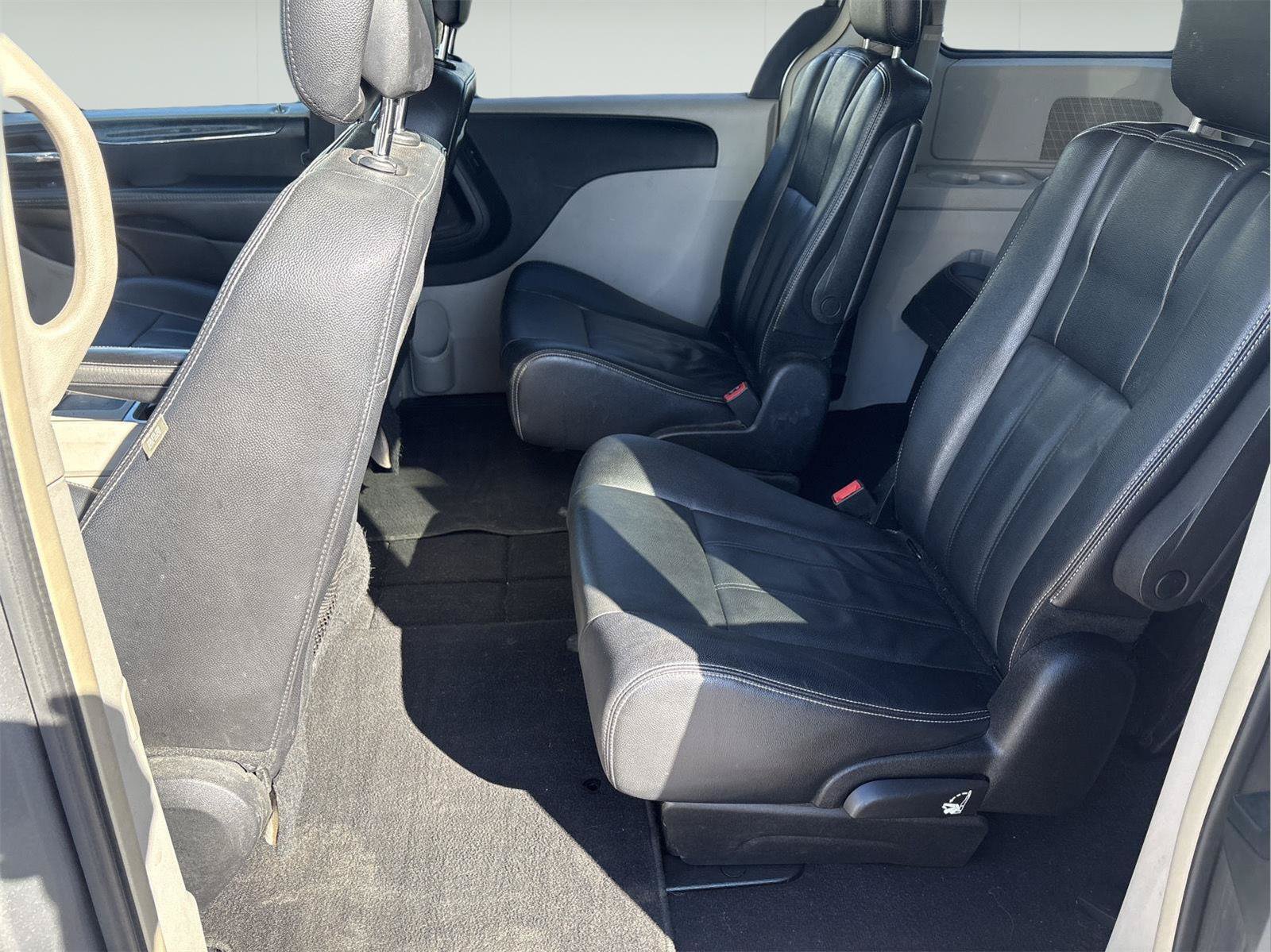 Used 2015 Chrysler Town & Country Touring FWD image 16