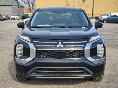 Used 2025 Mitsubishi Outlander ES image 2