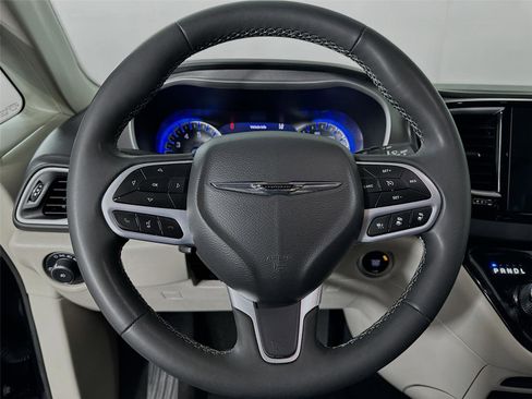 Used 2023 Chrysler Pacifica Touring-L image 12