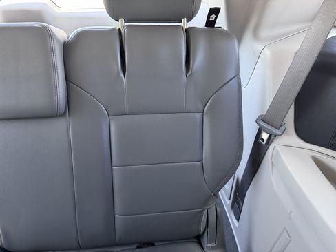 Used 2011 Volkswagen Routan SEL FWD image 40
