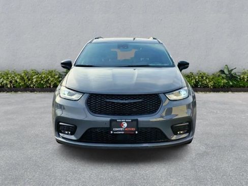 Used 2025 Chrysler Pacifica Limited image 3