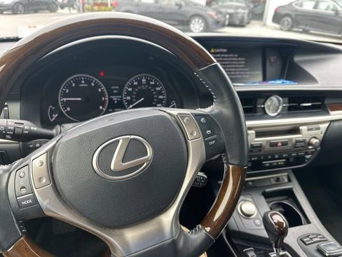 Used 2015 Lexus ES 350 w/ Luxury Package FWD image 3
