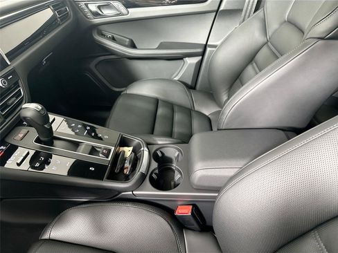 Certified 2026 Porsche Macan AWD/4WD image 30