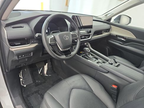 Used 2024 Toyota Grand Highlander Platinum image 17