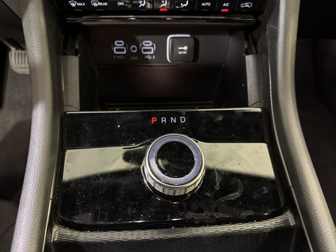 Used 2024 Jeep Grand Cherokee Laredo AWD/4WD image 15