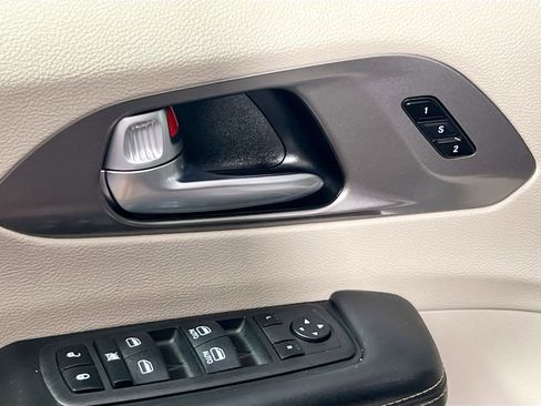 Used 2023 Chrysler Pacifica Touring-L image 16