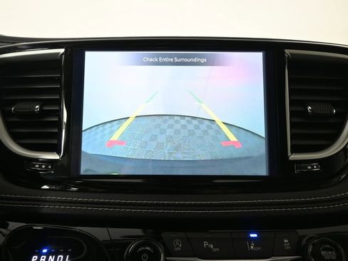 Used 2024 Chrysler Pacifica Touring-L AWD/4WD image 29