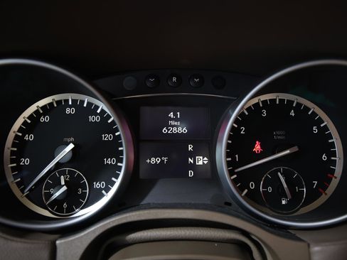 Used 2011 Mercedes-Benz GL 550 4MATIC image 18