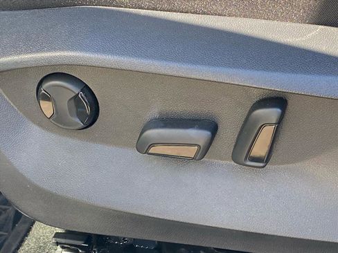 Used 2025 Volkswagen Taos SEL image 11