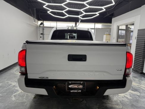 Used 2017 Toyota Tacoma TRD Off-Road image 8