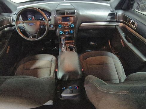 Used 2018 Ford Explorer XLT image 24