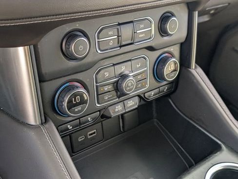 Used 2022 Chevrolet Suburban LT w/ Luxury Package image 21