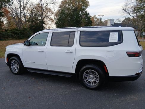 Used 2024 Jeep Wagoneer L 4WD image 10