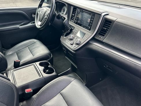 Certified 2020 Toyota Sienna SE w/ SE Preferred Package FWD image 17