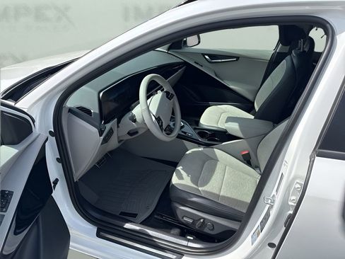 Used 2024 Kia Niro Wave w/ Wave Preserve Package FWD image 9