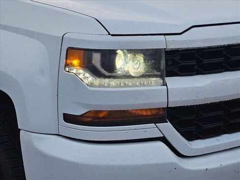 Used 2018 Chevrolet Silverado 1500 Custom w/ Custom Convenience Package image 6