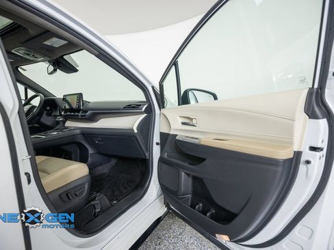 Used 2024 Toyota Sienna Limited AWD/4WD image 38