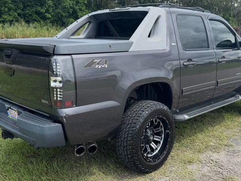 Used 2010 Chevrolet Avalanche LT w/ Suspension Package, Off-Road image 5