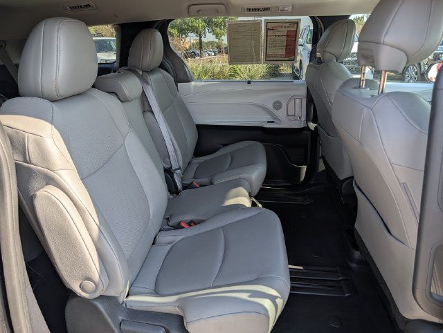 Used 2025 Toyota Sienna XLE FWD image 30