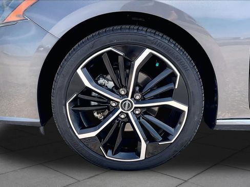 Used 2024 Nissan Altima 2.5 SR FWD image 11