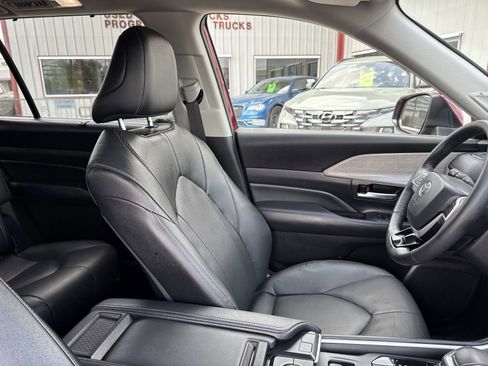 Used 2025 Toyota Grand Highlander FWD image 11