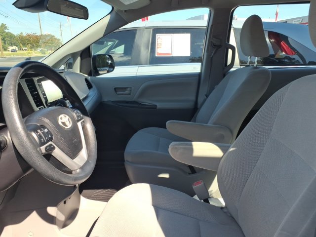 Used 2018 Toyota Sienna L FWD image 5