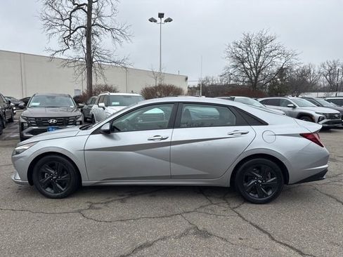 Used 2022 Hyundai Elantra SEL image 3