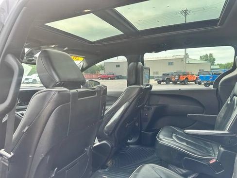 Used 2019 Chrysler Pacifica Limited w/ S Appearance Package FWD image 21