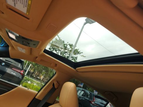 Used 2025 Lexus ES 300h w/ Premium Package FWD image 18